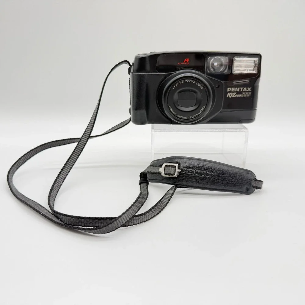Pentax IQZoom 900 35mm Film Camera 38-90mm Zoom Lens Case Manual Strap